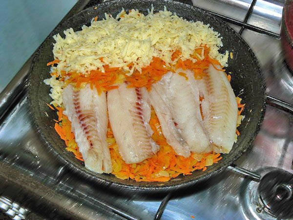 Салака с морковью