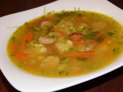 Овощной суп с колбасой