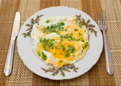 Омлет с хлебом и луком
